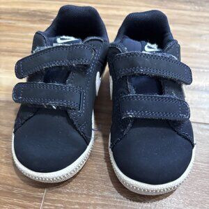 BOYS NIKE VELCRO SNEAKER SIZE 6
